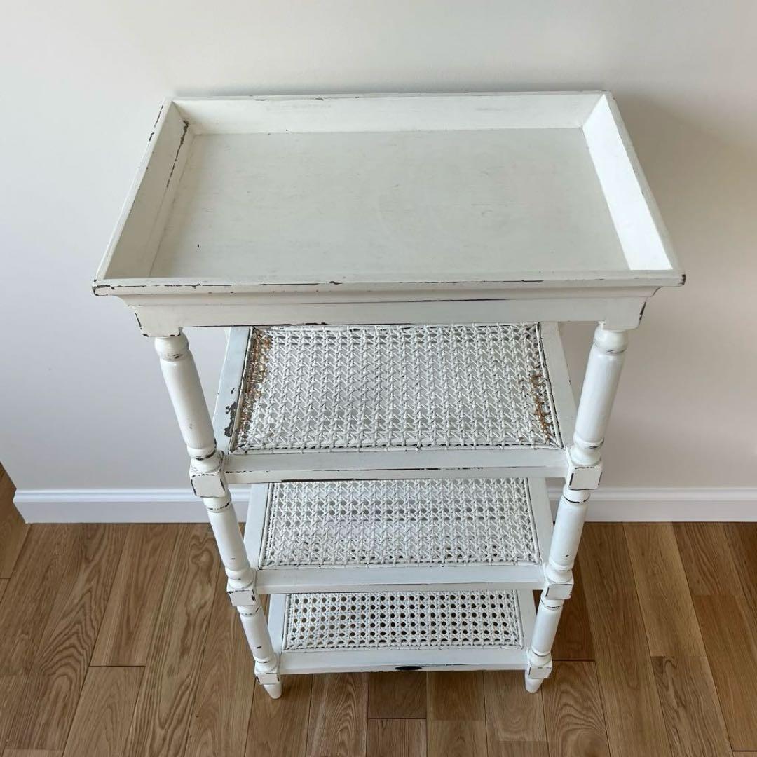 シャビーシックな、ホワイトペイントの木製シェルフ