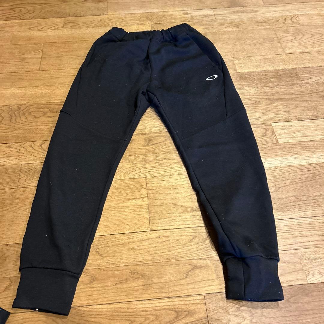 オークリー。半袖2、半ズボン2、冬用ズボン1、長袖チャック付き2