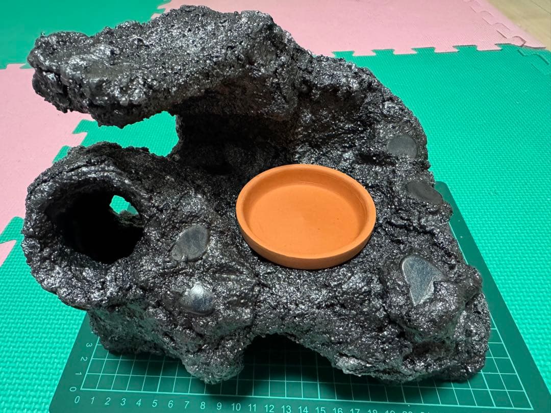 新春セール！！手作り爬虫類シェルター（ゴツゴツ岩感・陶器埋め込み）