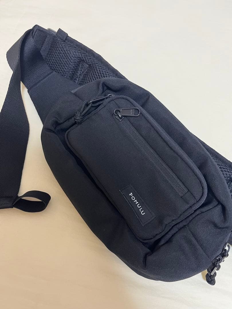 ポムル）POMULU ブラック スリングバッグ