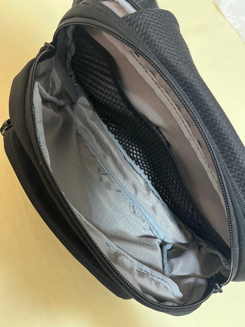 ポムル）POMULU ブラック スリングバッグ