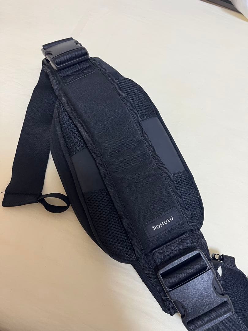 ポムル）POMULU ブラック スリングバッグ