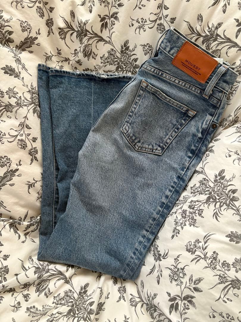 【美品】2025年製MOUSSY マウジー MVSフレアデニム 24インチBLU