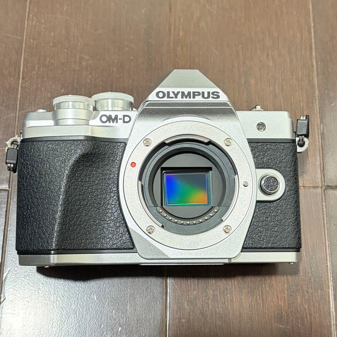 OLYMPUS E-M10 Mark IIIミラーレス一眼　レンズセット