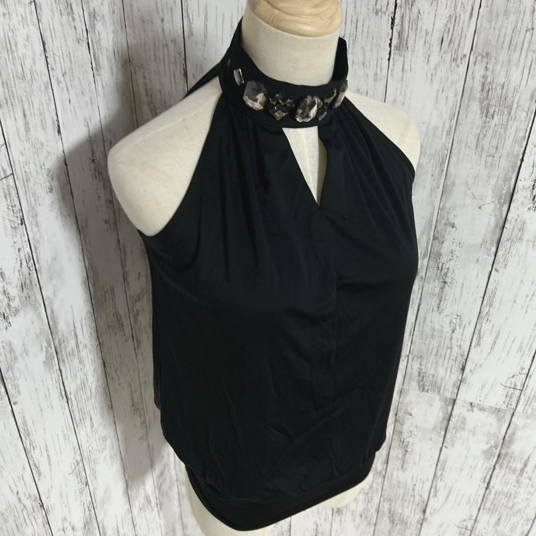 美品【ピンキーアンドダイアン】ビジュー付ハイネックノースリーブブラウス　とろみ