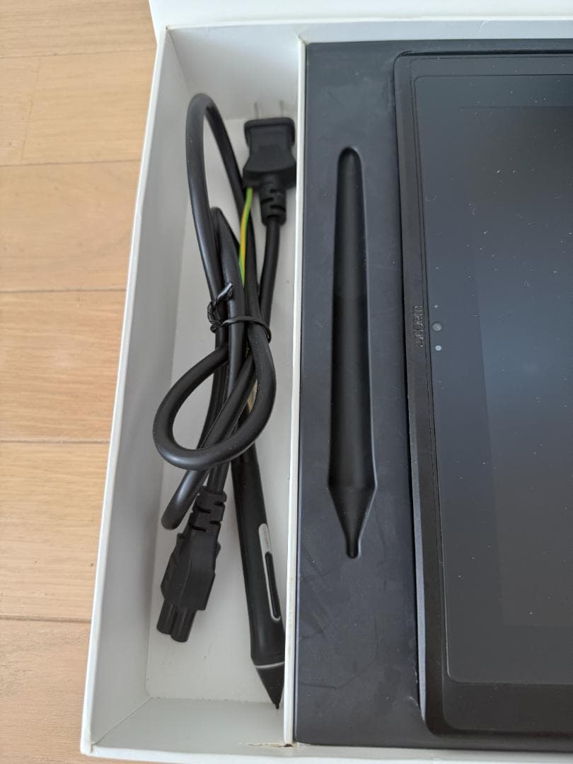 液タブ・ペンタブ Wacom Mobile Studio Pro 16 DTH-W1620H/K0