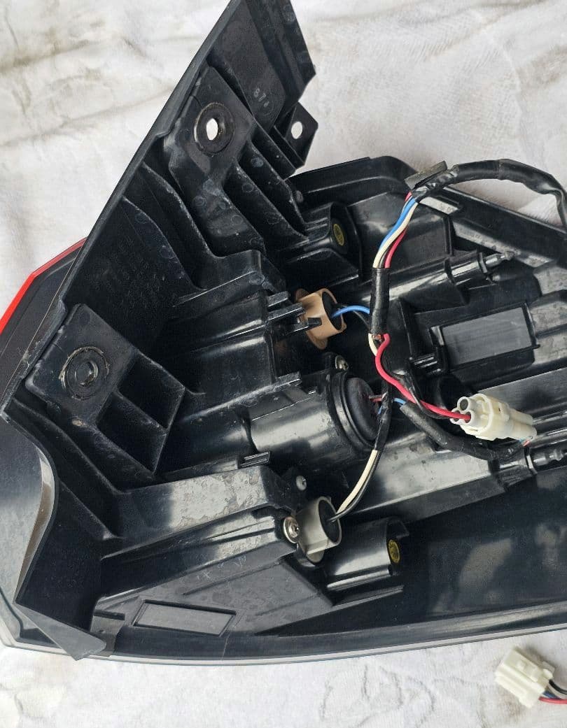 エクストレイルT32 後期テールランプL（助手席側）セット