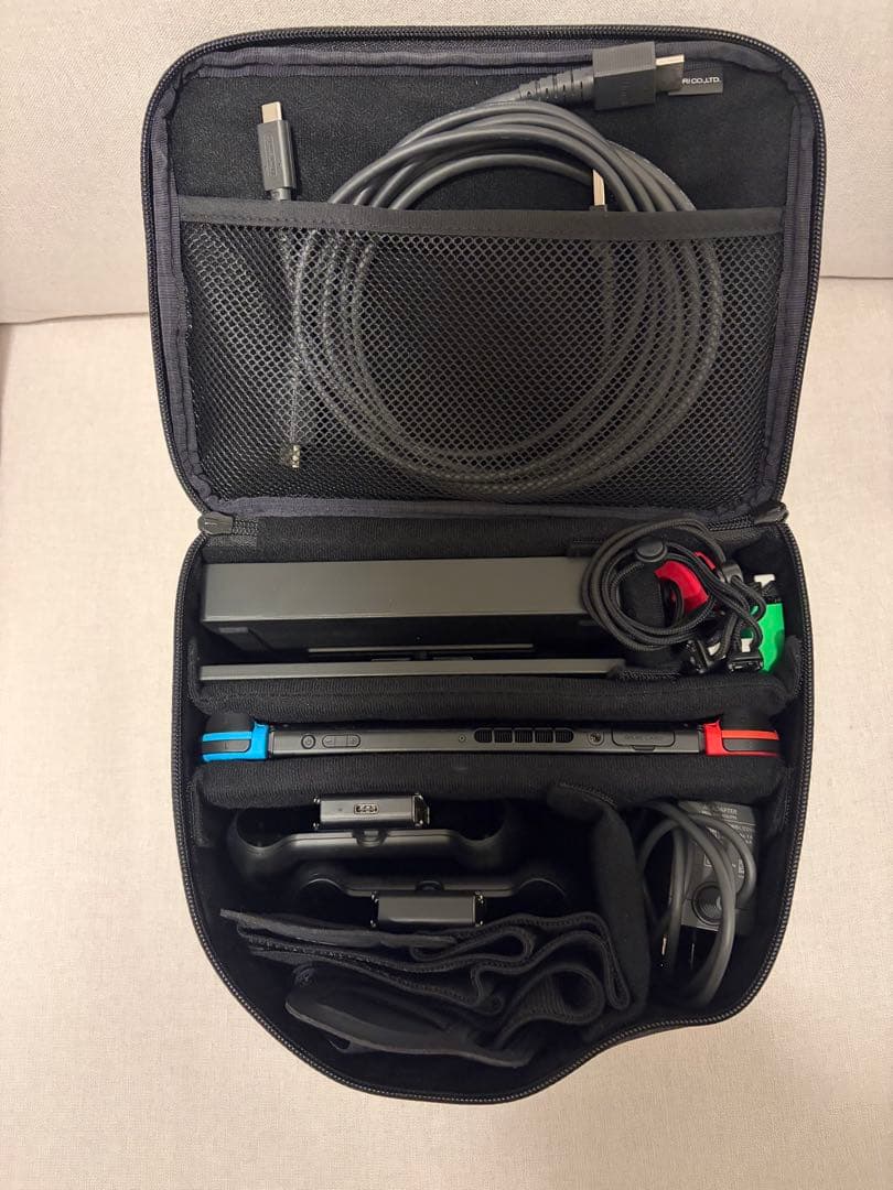 【美品】専用ケース付き　4人で遊べるswitch本体