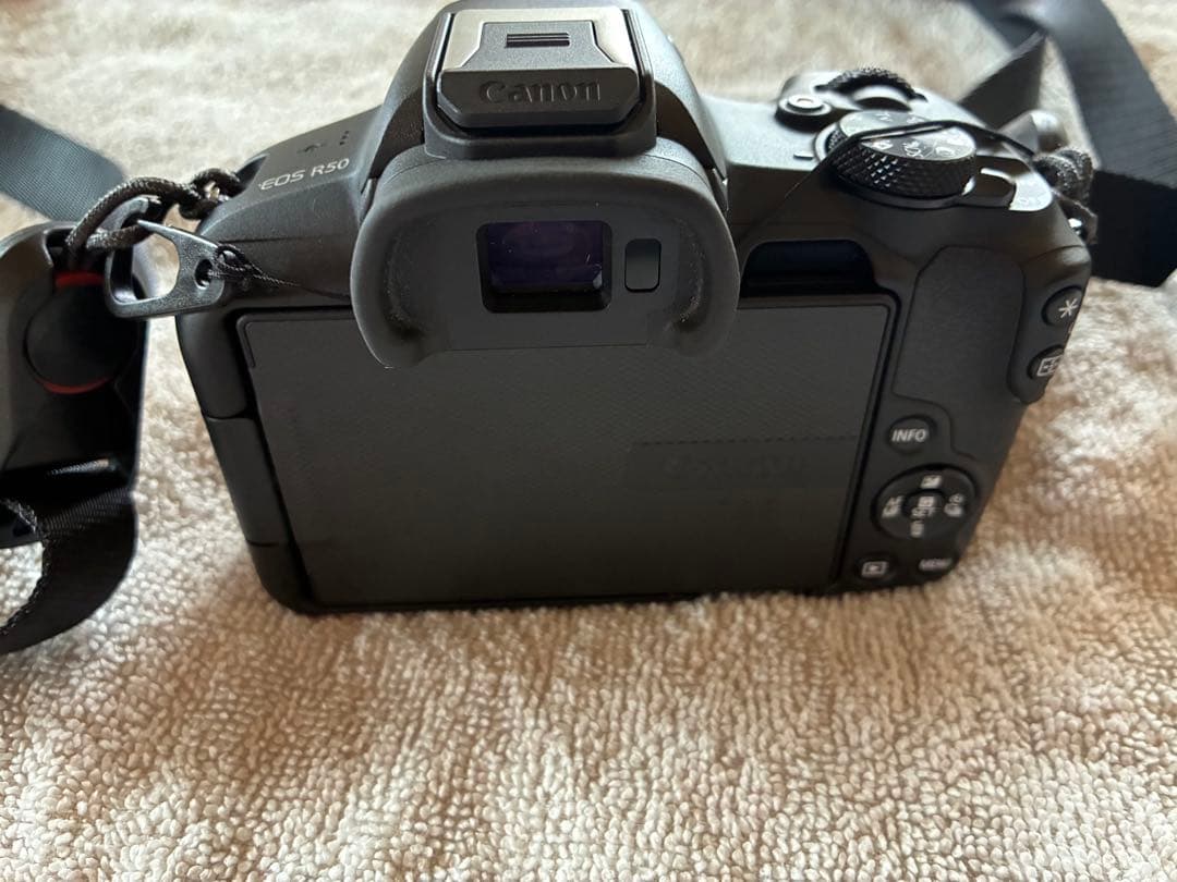 中古　Canon EOS R50 ミラーレスカメラ 本体とレンズ付き