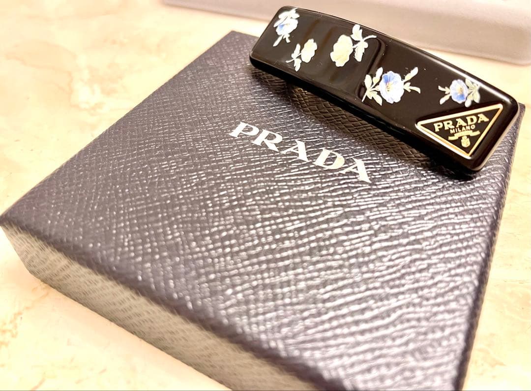 新品プラダ　ガレリア　ヘアークリップ　ミラノ限定品
