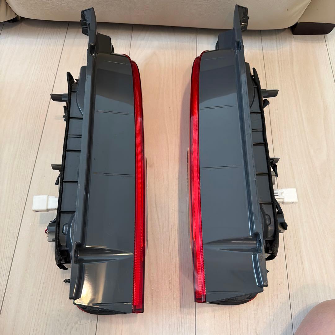 トヨタ　ハイエース　レジアスエース　テールライト 左右セット レッド クリア