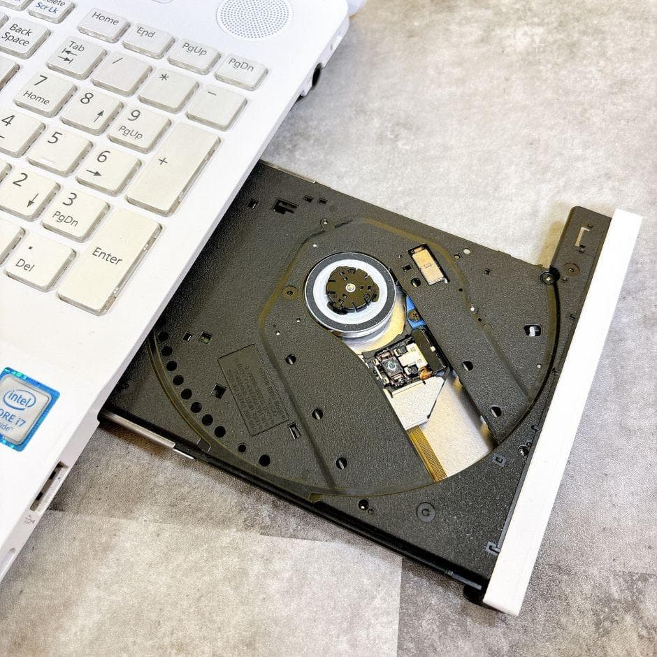 ⅰ7✨快適SSD✨おしゃれな白❣薄型ノートパソコン カメラ付 Windows11