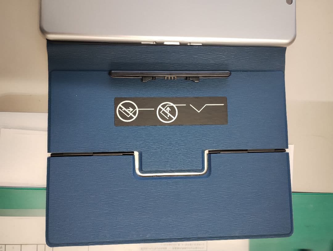 【ジャンク】Windowsタブレット本体 キーボード付き 青カバー電源入りません