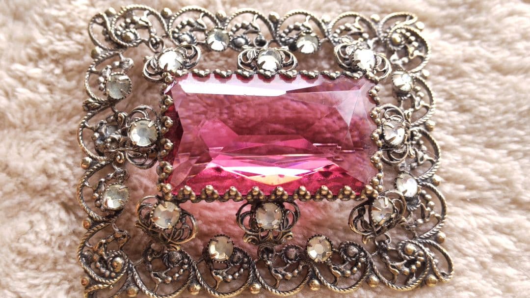 ヴィンテージ イギリス ガラスブローチ ピンク