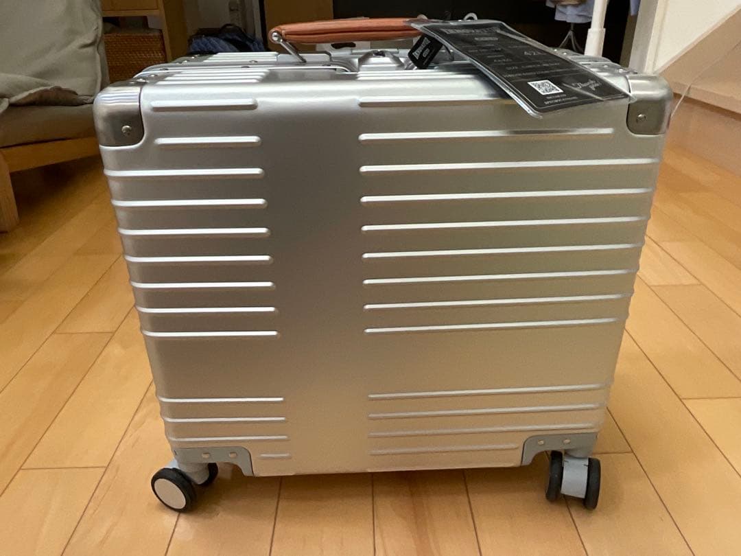 新品未使用 INNOVATOR アルミニウムキャリー 42L アルミスーツケース