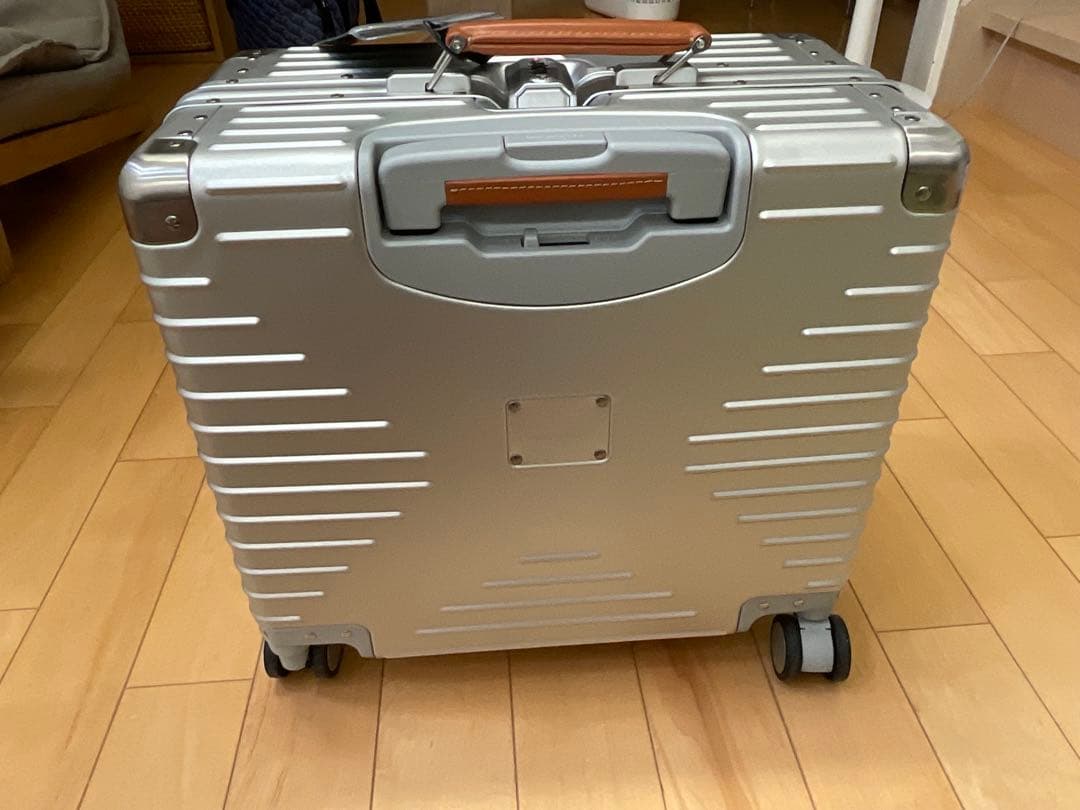 新品未使用 INNOVATOR アルミニウムキャリー 42L アルミスーツケース