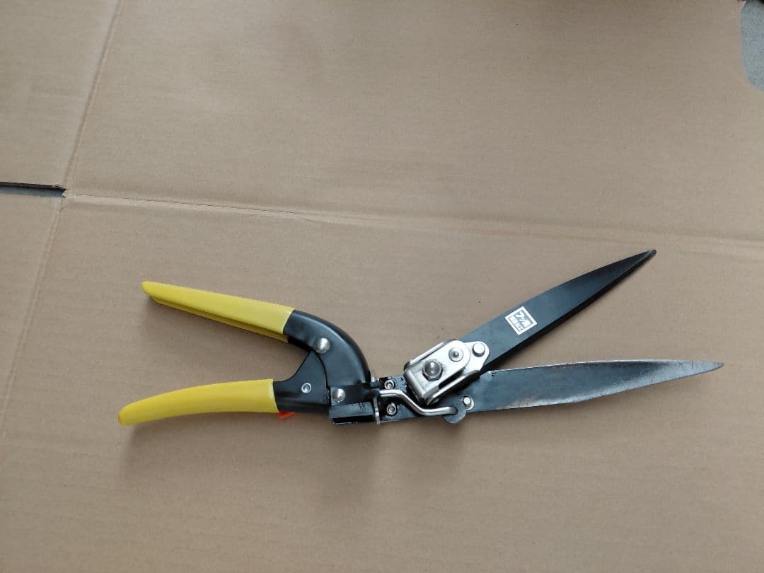 マキタ充電式芝生バリカン160mm モデル MUM604D18v