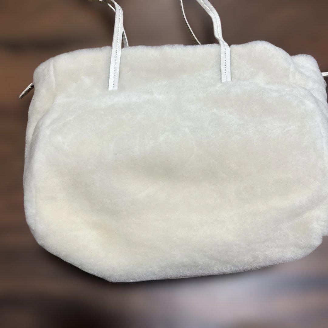 ミュウミュウ　激カワ！白　ファーバッグ！