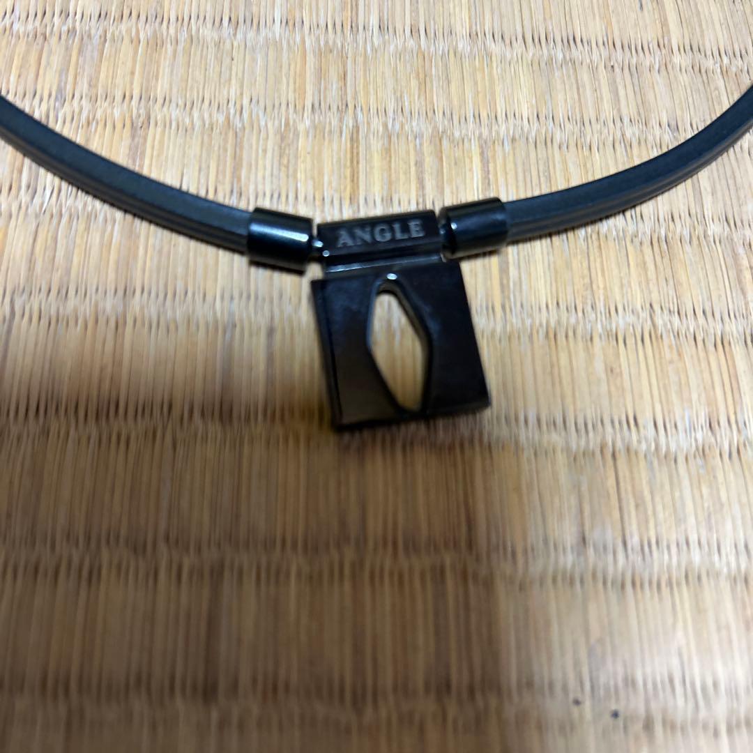 ファルコン　ANGLE シンプルな黒いネックレス