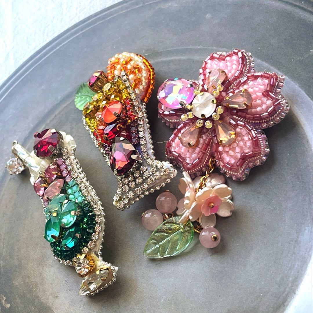 うさこ ビーズ 刺繍ブローチ ハンドメイドアクセサリー
