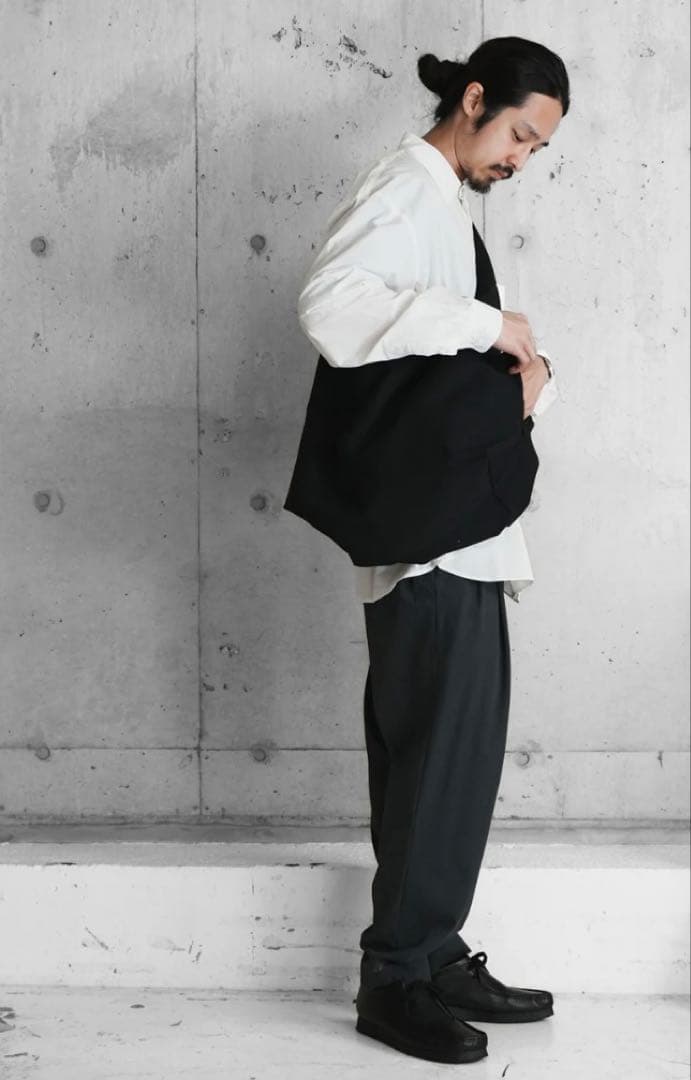 mù_ POSTMAN BAG BLACK