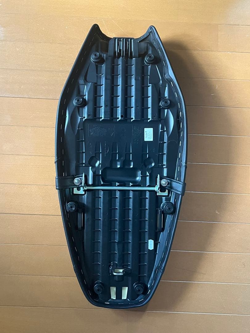 トライアンフ　スピードツイン900 2025年式　純正シート