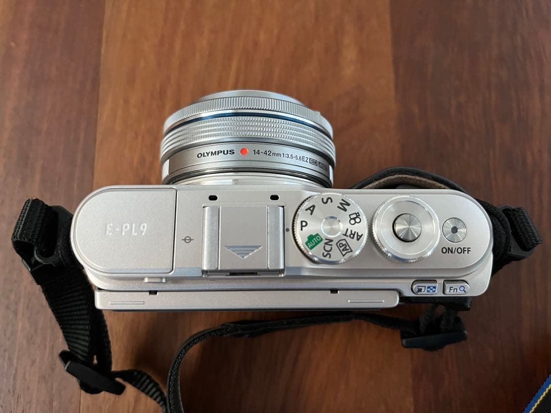 Olympus Pen E-PL9 レンズ２本とストロボセット