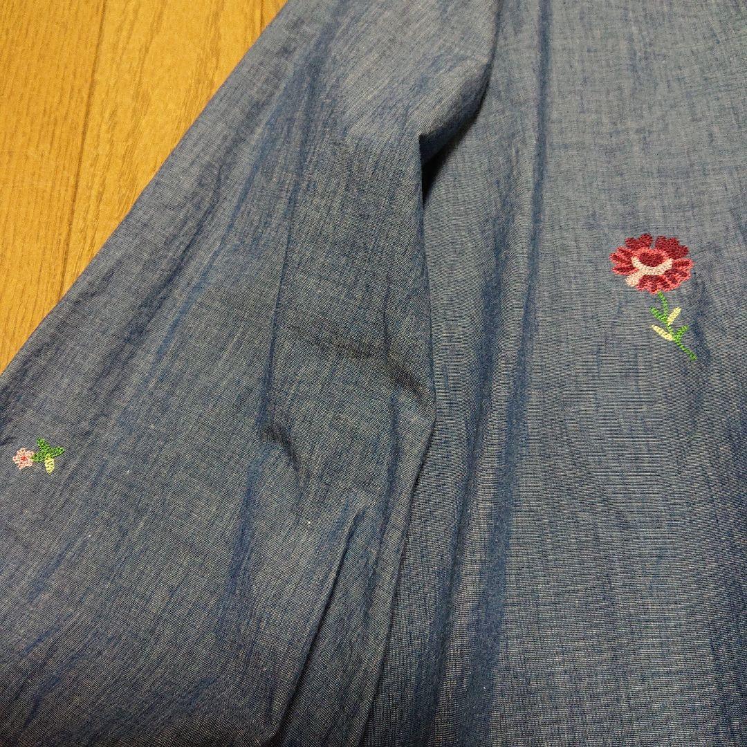 45R、紺杢に花の刺繍長袖ブラウス