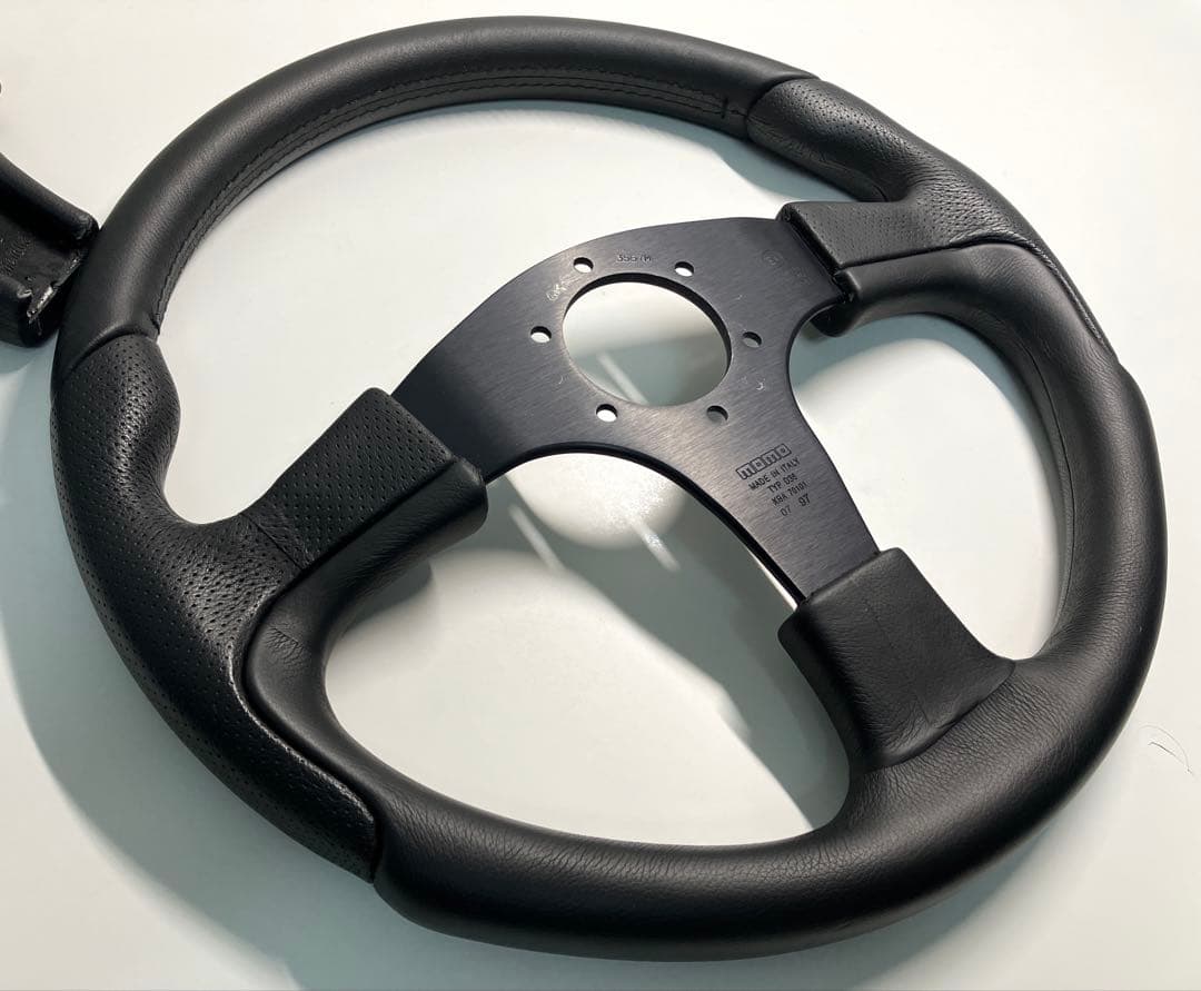 モモ MOMO ステアリング36cm/NARDI/ナルディ/ホーンボタン無し