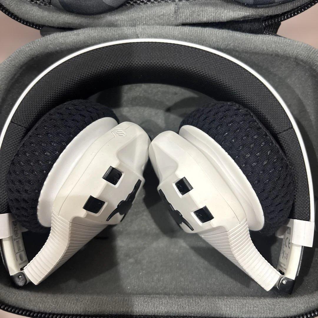 Under Armour Project Rock ワイヤレスヘッドホン