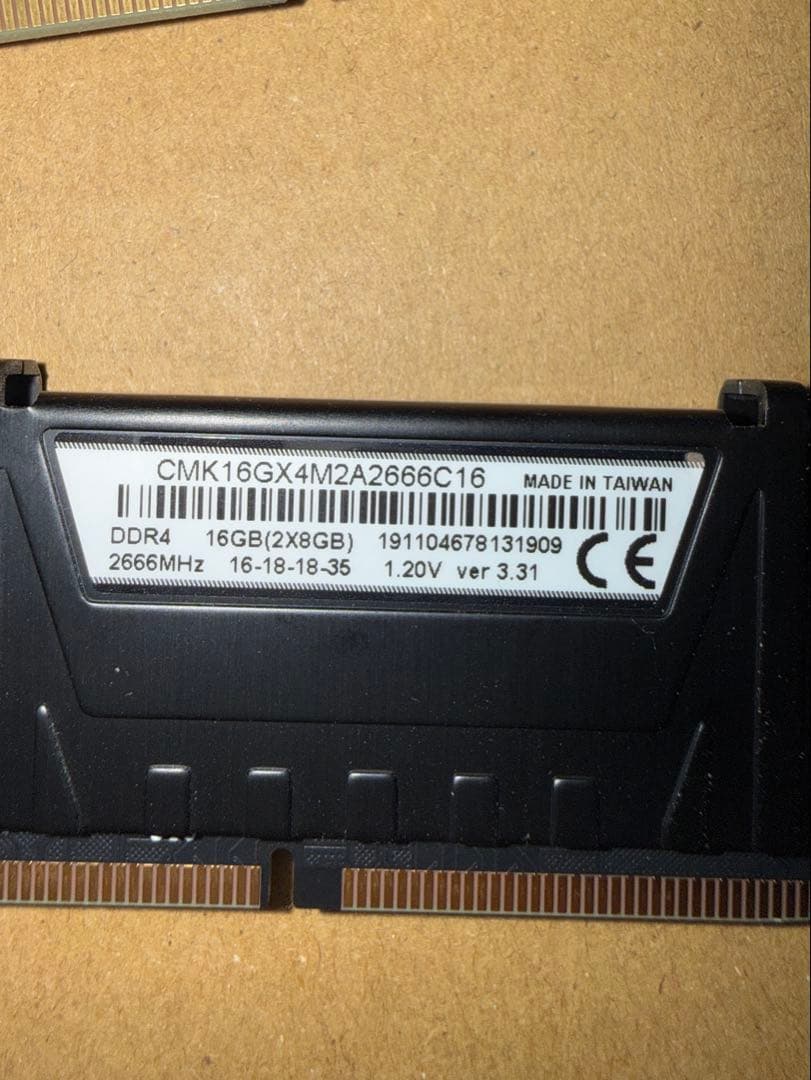 メモリー Vengeance DDR4 32GB (4x8GB) 2666MHz