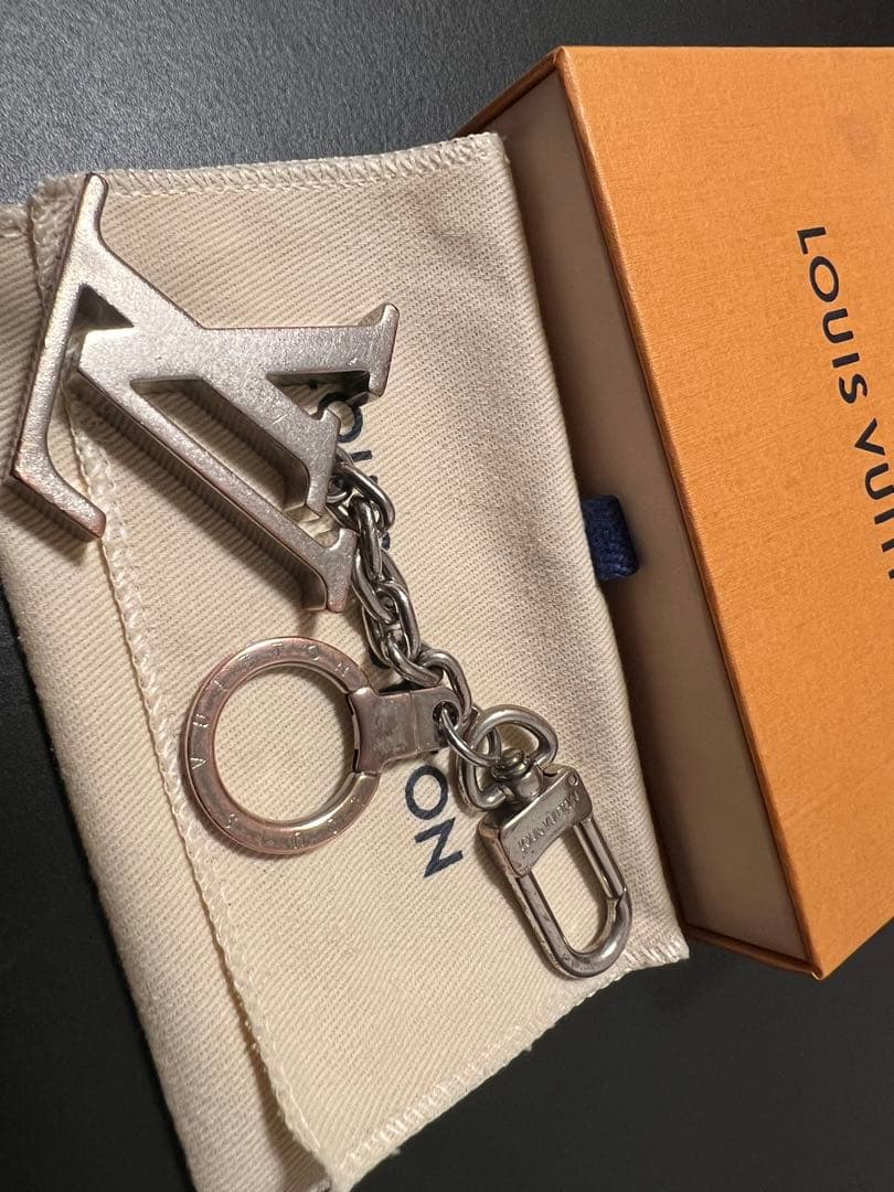 LOUIS VUITTON シルバーキーホルダー