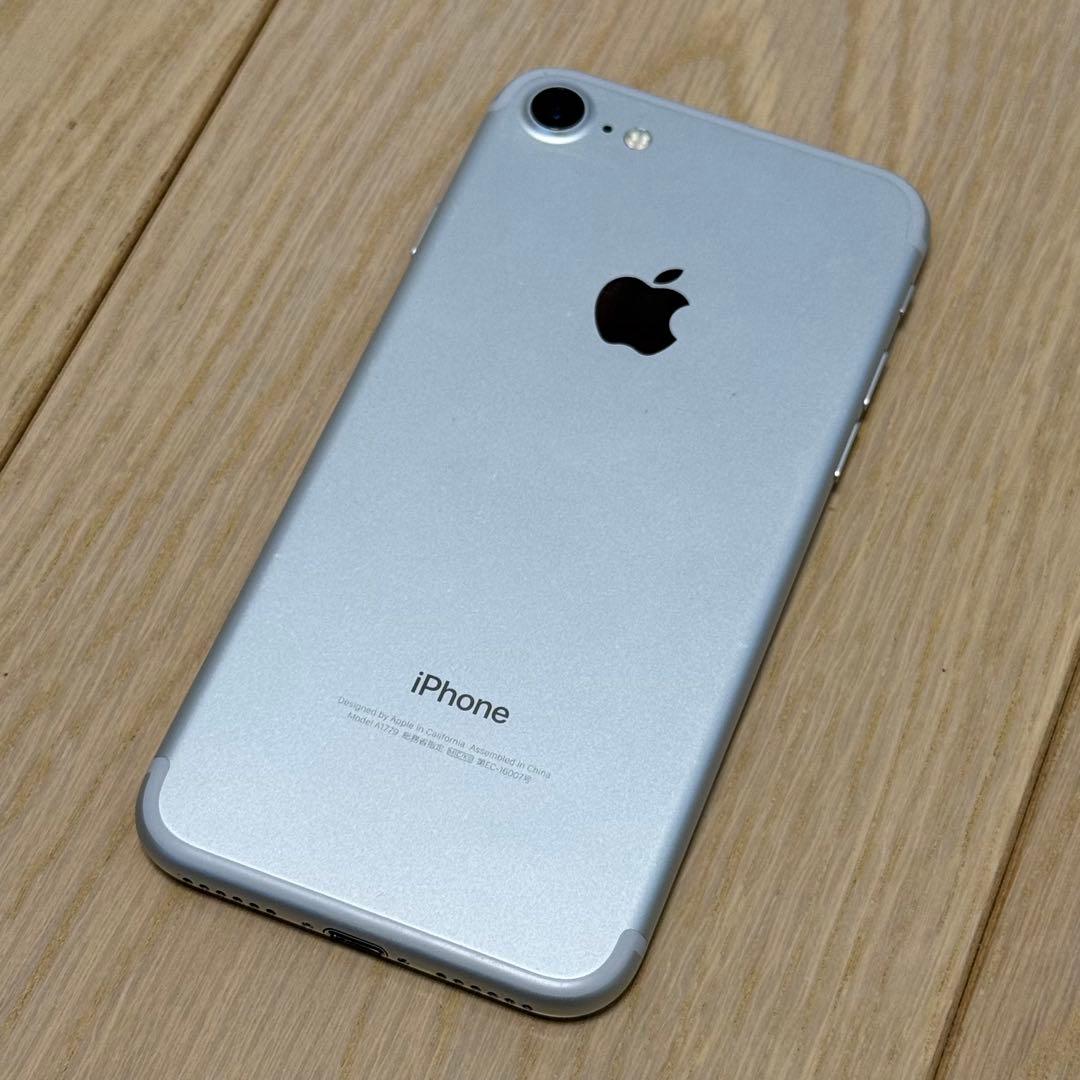 iPhone 7 シルバー 128GB（バッテリー99%）