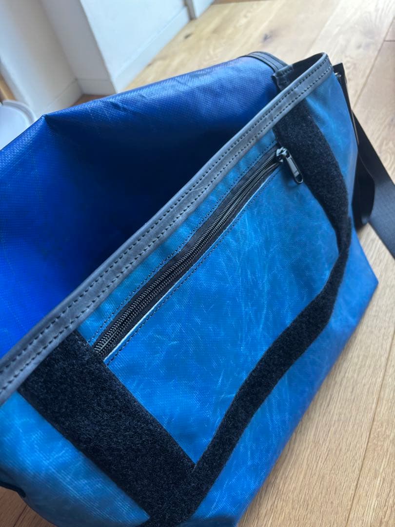 【Kartoon 】FREITAG メッセンジャーバッグ 青/赤/白トリコ