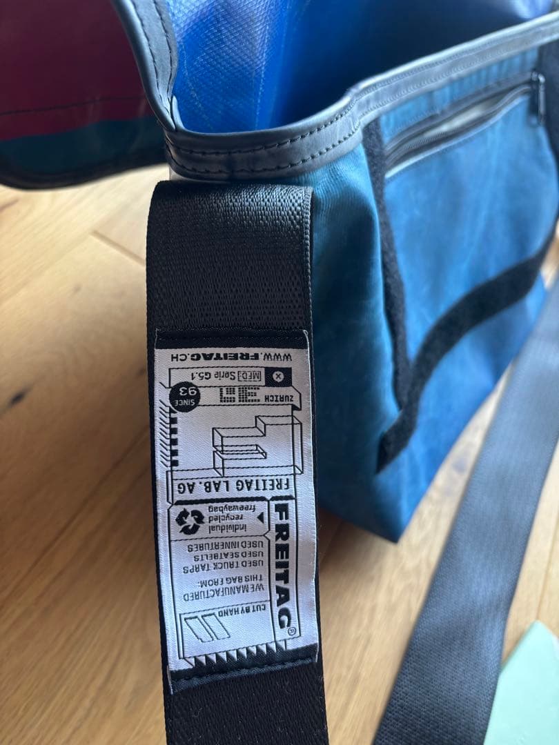 【Kartoon 】FREITAG メッセンジャーバッグ 青/赤/白トリコ