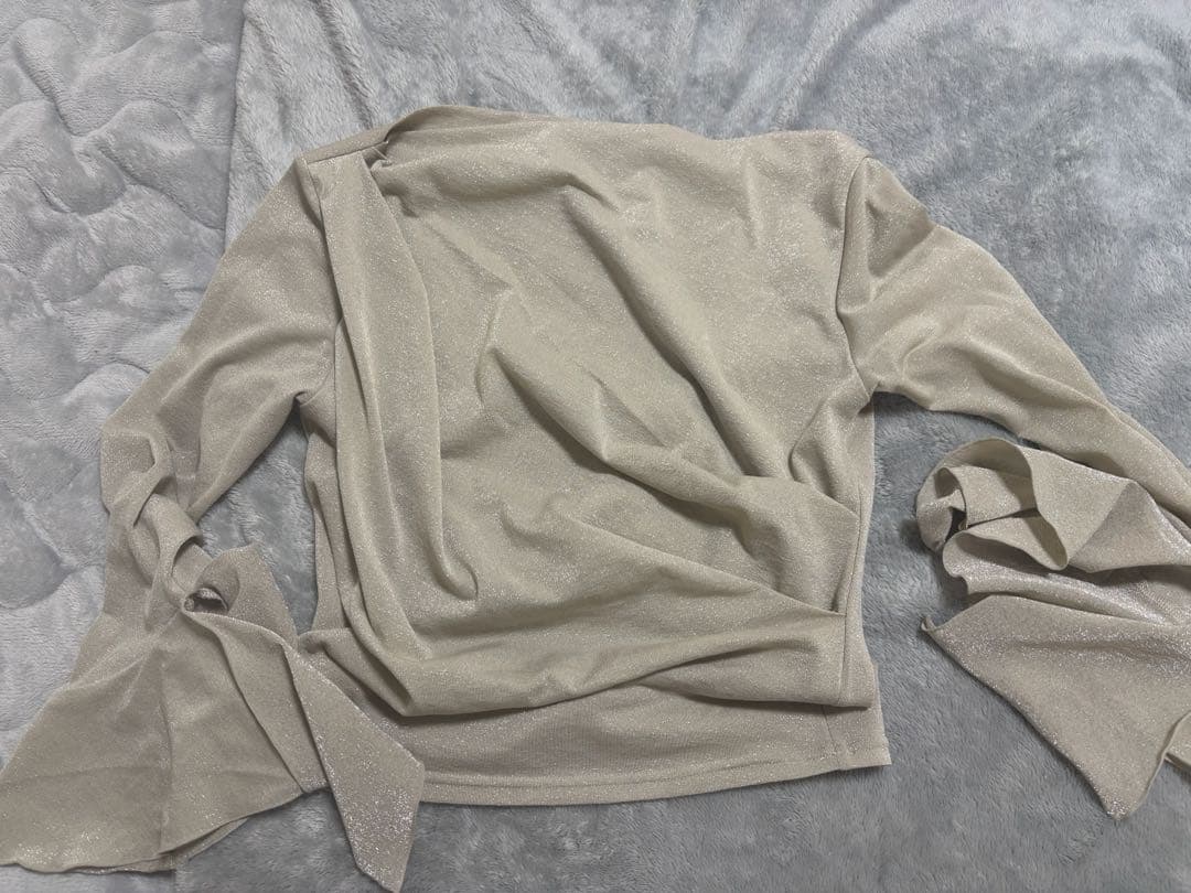 早い者勝ち　Aimeine ドレープネックカフススリーブトップス　ラメベージュ