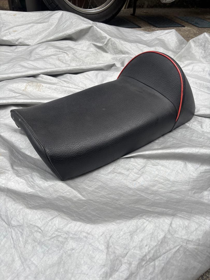 SR400 シート　カフェレーサー　汎用