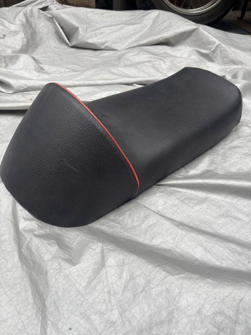 SR400 シート　カフェレーサー　汎用