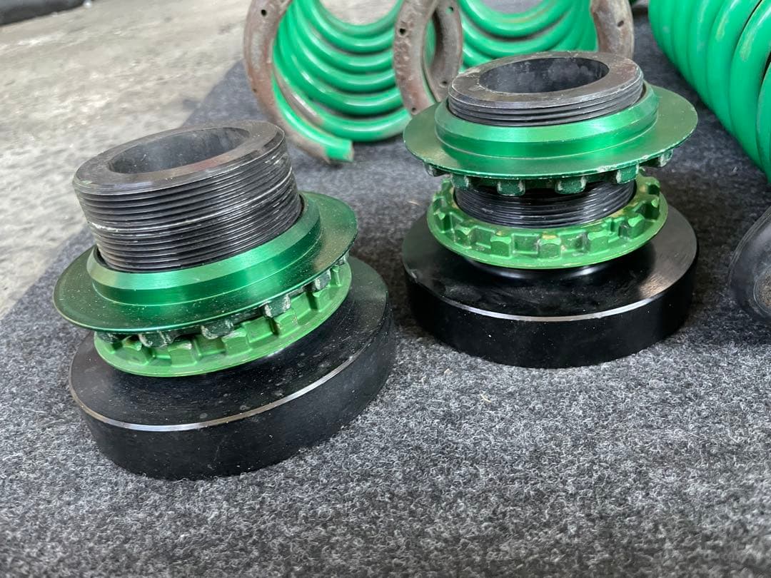 プレマシー　TEIN ネジ式車高調　　CWEFW CREW