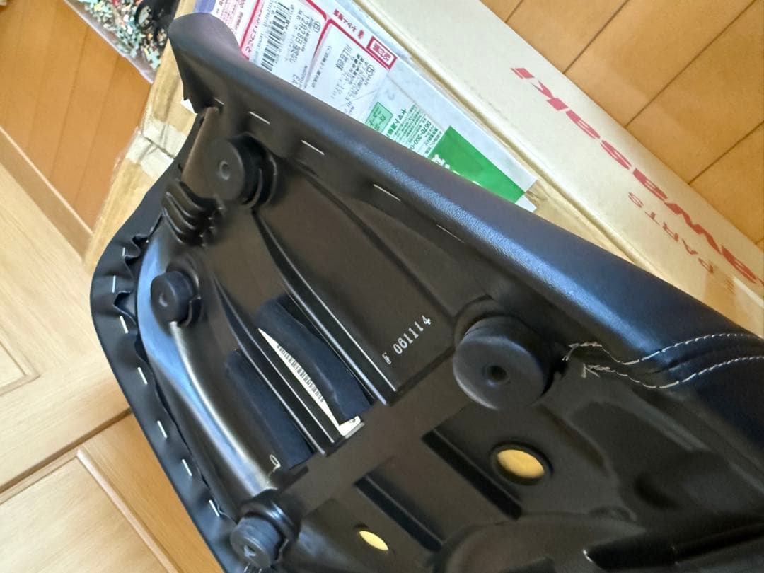 z900rs 純正シート　2024年式　カスタムベースにどうでしょうか。