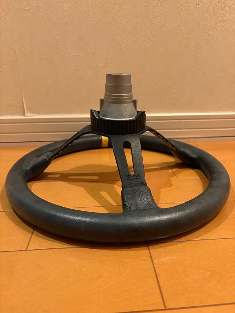 MOMO ステアリング ULTRA JPN ブラックスポークレザー 350mm