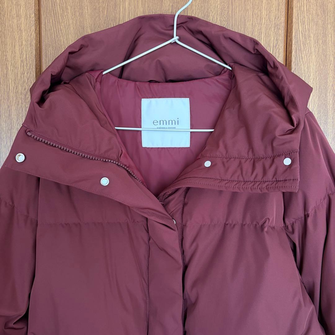 美品 emmi エミ サスティナブルフーディダウン バーガンディ 撥水加工
