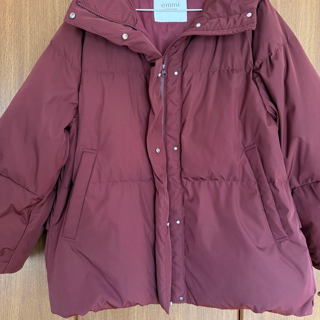 美品 emmi エミ サスティナブルフーディダウン バーガンディ 撥水加工