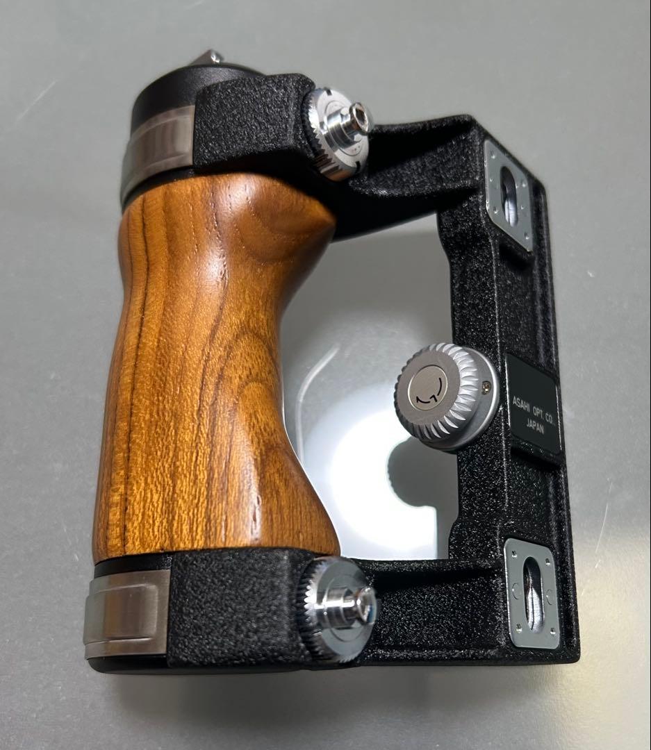 ペンタックス67 ウッドグリップと純正ストラップ