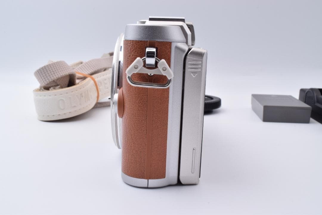 #51a ショット数230 美品 オリンパス PEN E-PL8 ボディ 充電器