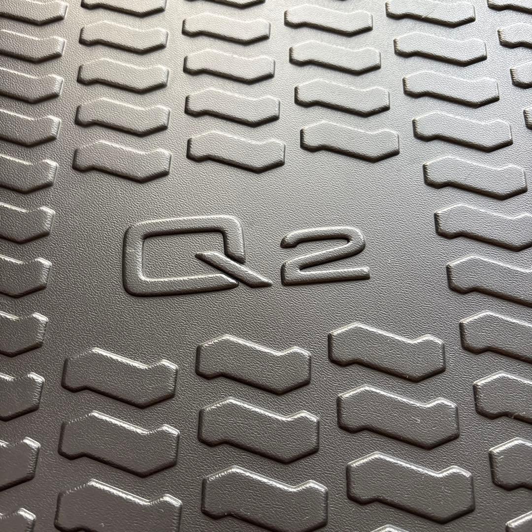 アウディ 純正 ラゲッジトレー Audi Q2