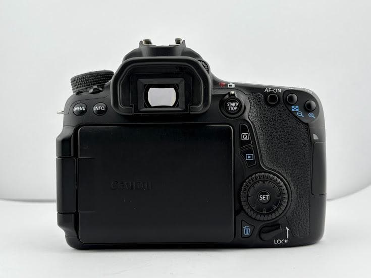★極上美品★キヤノン CANON EOS 70D ボディ★バッテリー、充電器付★