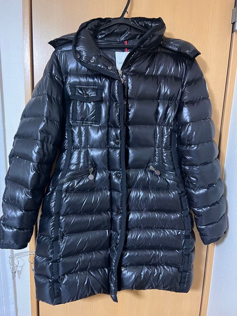 MONCLER ブラック ダウンジャケット フード付き