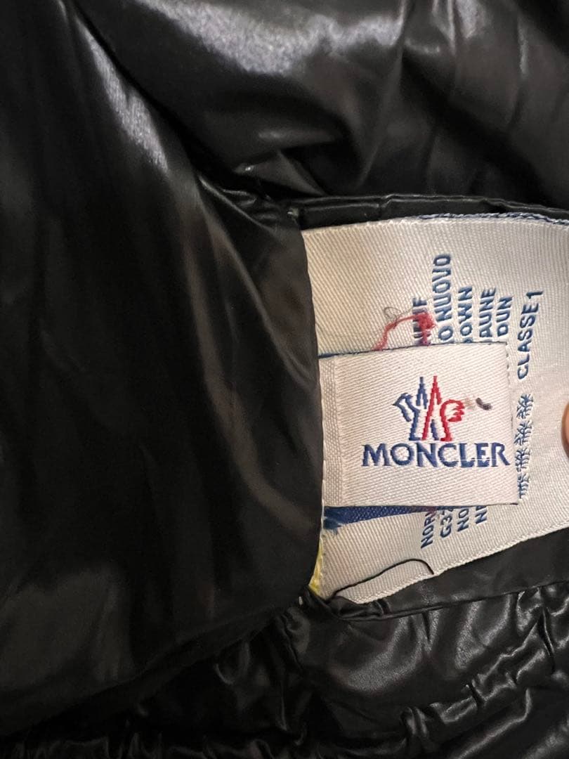 MONCLER ブラック ダウンジャケット フード付き