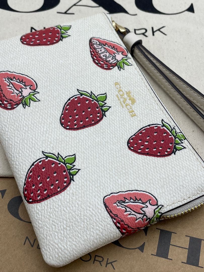 即完売品‼︎【COACH /CBB81】コーナーリストレットストロベリーいちご苺